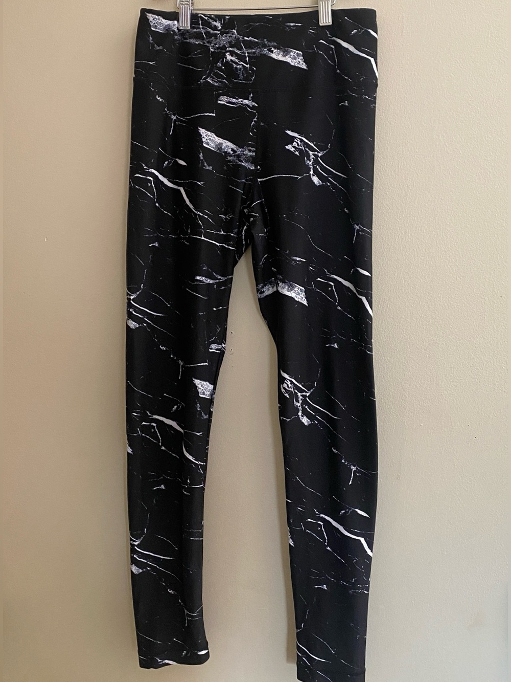 Black and white marble leggings